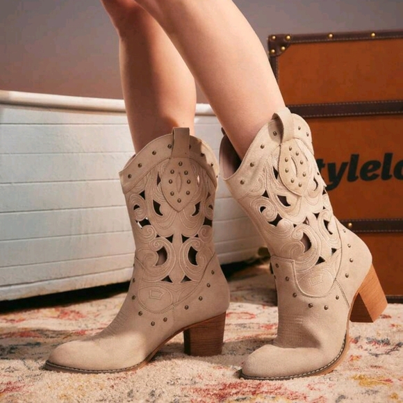 Women's Fashionable Mid-Calf Boots Suitable For Vacation - Picture 5 of 7